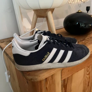 Adidas gazelles  -  Adidas Gazelle sneakers, marinblå, strl 38 2/3. Kan försöka rengöra sulan vid köp