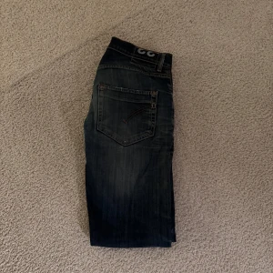 Dondup Jeans - Dundop jeans | Skick 8/10, bra skick | Storlek 33 | Nypris ca 3000 kr | Mitt pris 499kr | Fraktar via postnord eller instabox🚚📦 Priset är inte hugget i sten och hör av dig vid minsta lilla fråga😊