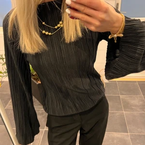 Blus Stockholm - Säljer denna plisserade blus från Stockholm Studio. Superfint skick och material. Stl S. Använd fåtal gånger.