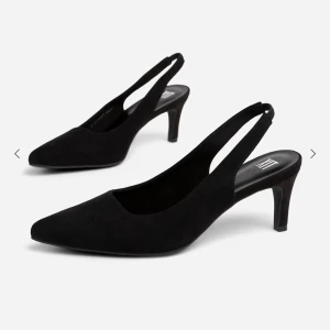 Svarta pumps från XIT - Ett par svarta pumps från xit som aldrig använts då de är små för mig. Prislappen finns kvar och är som sagt nya! 