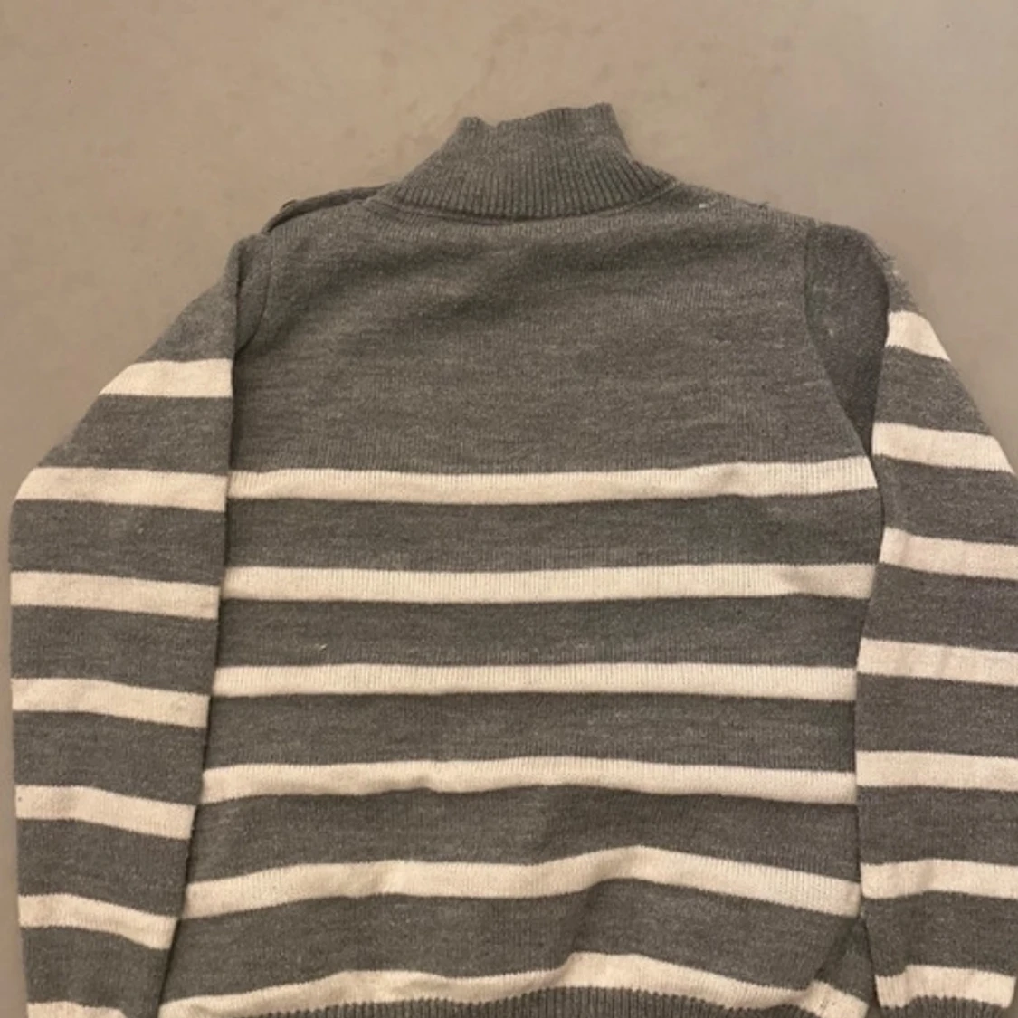 Grå och vit randig tröja med guldiga knappar - 91