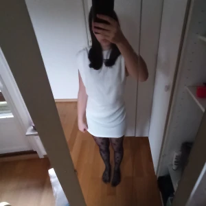 Vit klänning från Zara - Säljer en stilren vit klänning från Zara i storlek S. Klänningen har en enkel design med ärmlös stil och rund hals. Perfekt för en minimalistisk look. Har aldrig använt och klänningen har fortfarande alla lappar. Köpte den för 300 kr. 