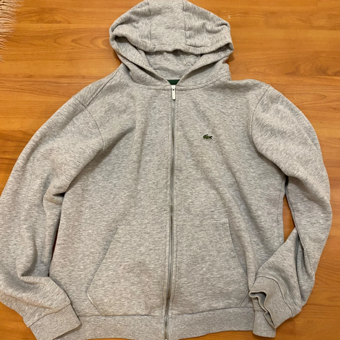 Grå hoodie från Lacoste