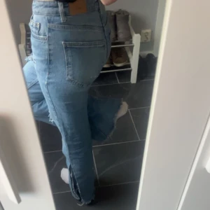 Blå bootcut jeans med slitningar - Säljer mina jätte snygga blå mid waist bootcut jeans med slitningar på knäna då dom är lite stora på mig! Skriv för minsta fundering eller fråga, svarar så snabbt jag kan! Kilcka INTE på köp innan ni kontaktat mig❣️Köpte jeansen för 399kr och säljer nu för 200kr för jag har gjort fler slitningar och gjort dem mer bootcut! Hör gärna av er om ni är intresserade!!❣️