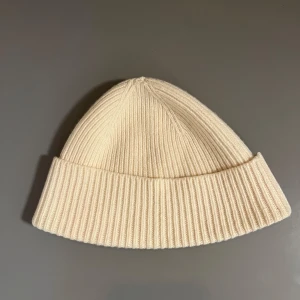  Colorful Standard mössa - Krämvit Colorful Standard mössa i merinoull. Bra skick