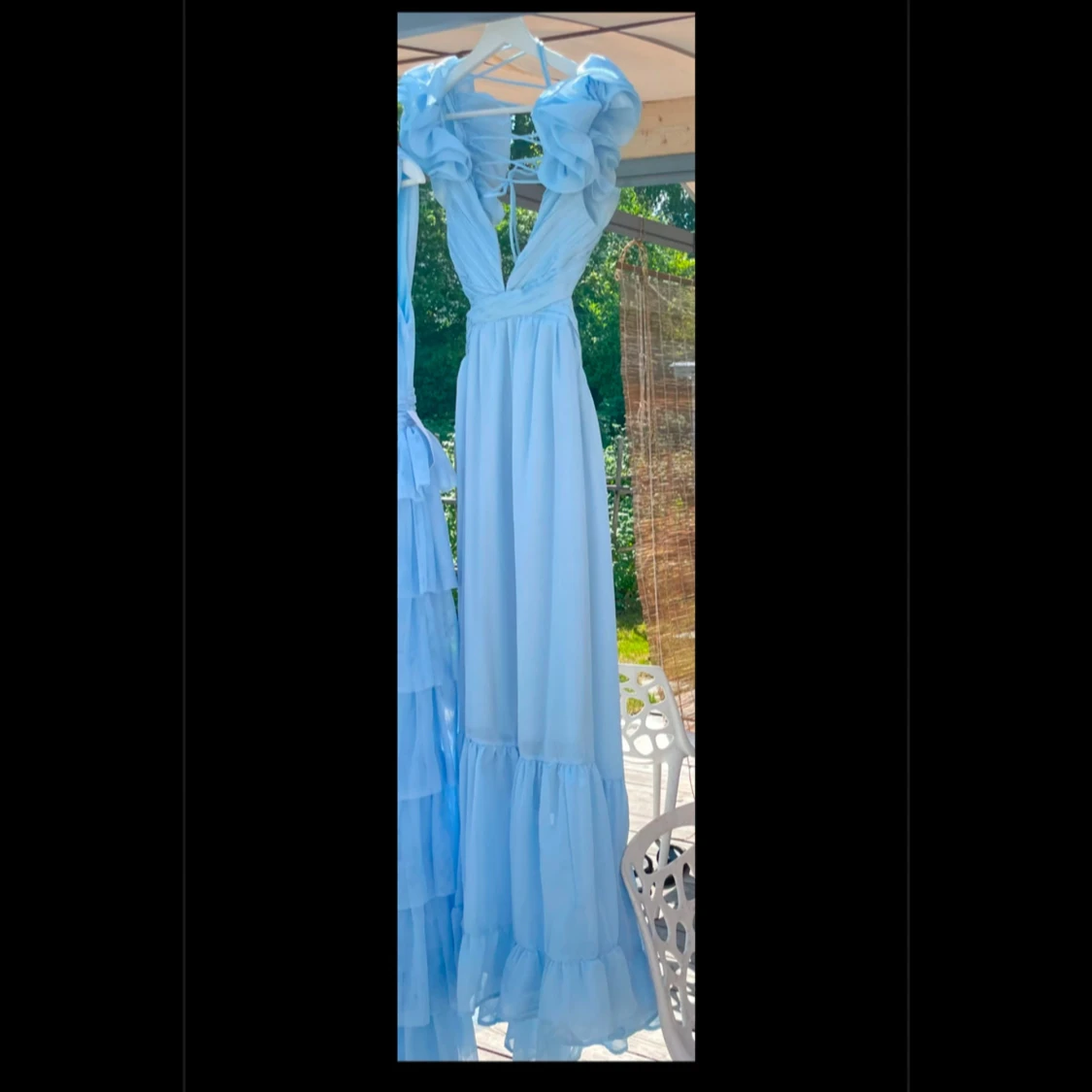 Ljusblå  balklänning med volanger - 91