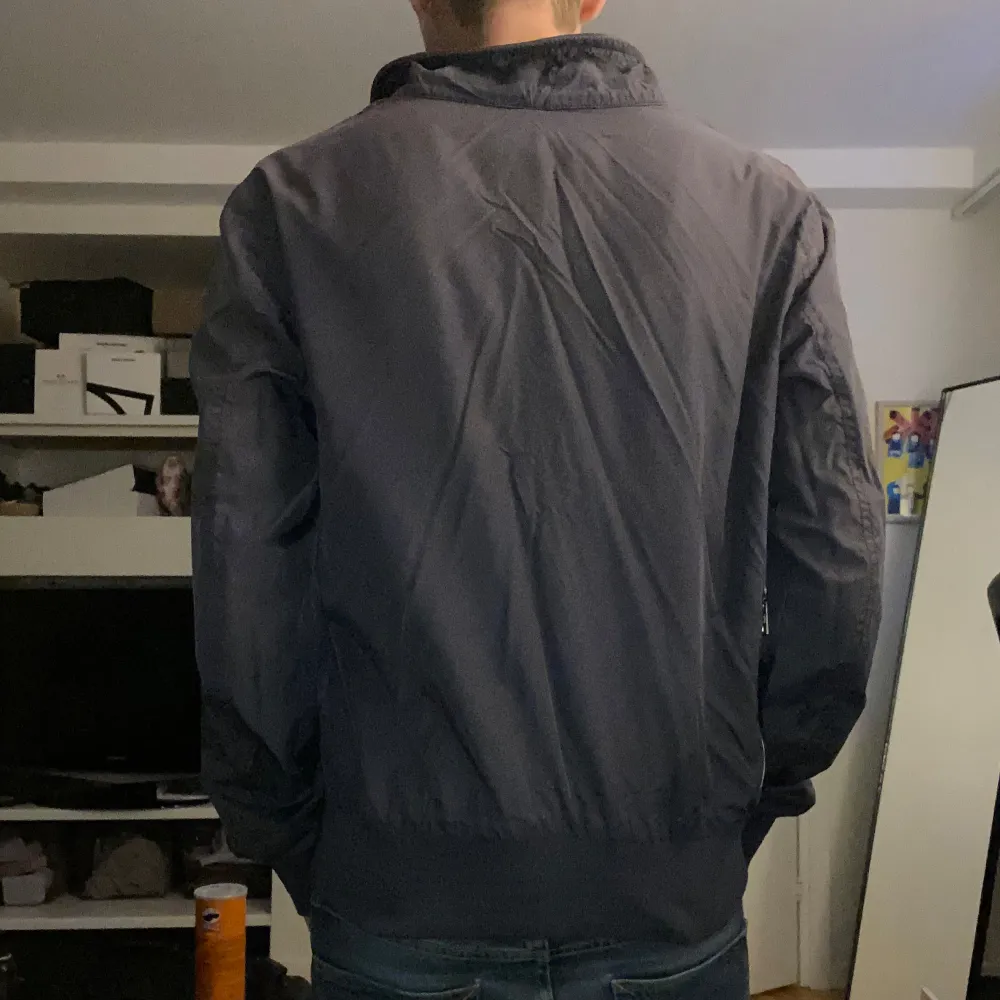 Snygg och stilren windbreaker från moncler. Storlek 2 motsvarande S. Killen på bilden är 175 och den sitter i princip perfekt skulle säga att den passar mellan 167-180. Den är i en urtvättad marinblå färg som är väldigt snygg, perfekt till våren. Inga defekter. Hör av dig vid frågor.. Takit.