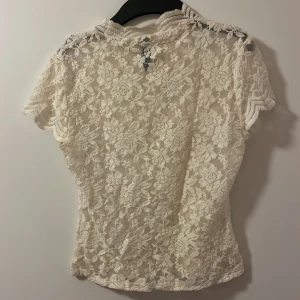 Vit spetsblus från Zara - Superfin spetstopp i benvit från Zara💞