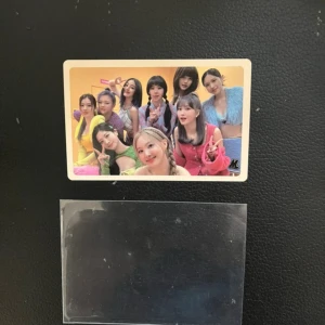 TWICE PHOTOCARD - Ett foto av en gruppen TWICE. Från deras album.  Inga skador på den! 