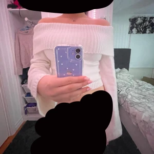 Stickad, vit, tröja  - Mjuk, kort tröja som Aldirg kommer till användning💕