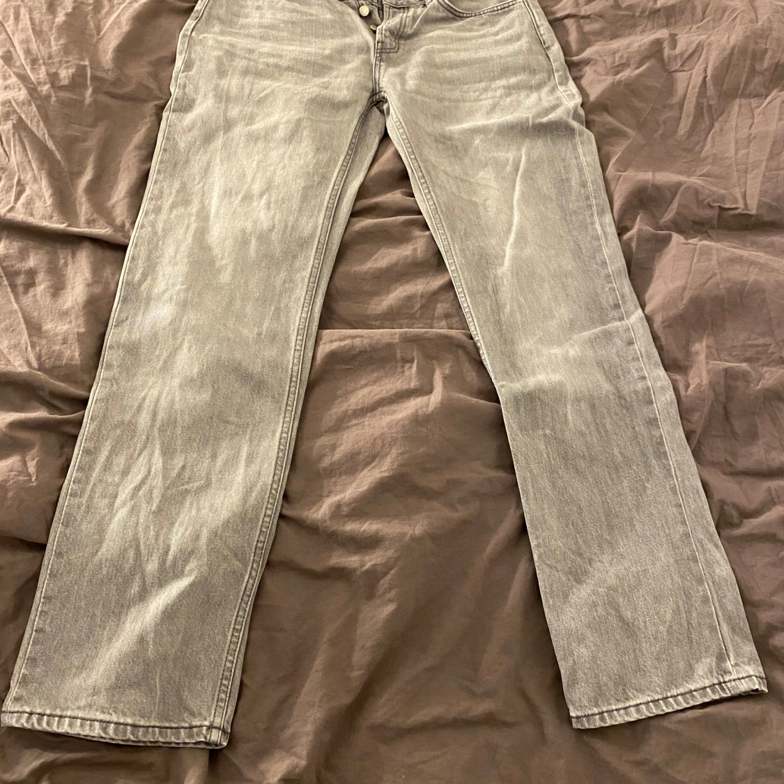 Grå jeans