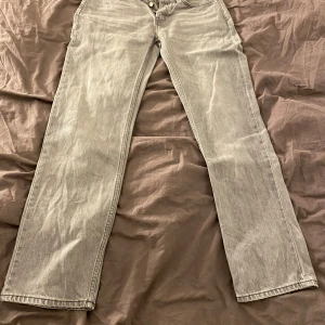Grå jeans - Snygga grå jeans med en straight passform. Byxorna är lågmidjade. Från lager157 i modell icon. Inte använda mycket och är i väldigt fint skick. 