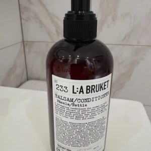 Balsam från L:A Bruket - Balsam från L:A Bruket med nässla, designat för att stärka och skydda håret. Kommer i en stilren brun flaska med pump för enkel användning. Perfekt för daglig hårvård.