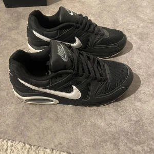 Svarta Nike Air Max - Snygga svarta Nike Air Max sneakers! perfekta för vardagsbruk! Använd men inga defekter alls på skorna. Billigare vid snabb affär!