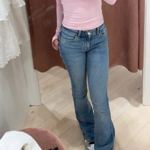 Blå bootcut jeans - Snygga blå bootcut jeans från Gina tricot. Väl använda men fortfarande fina! Säljer då de tyvärr inte kommer till användning längre.