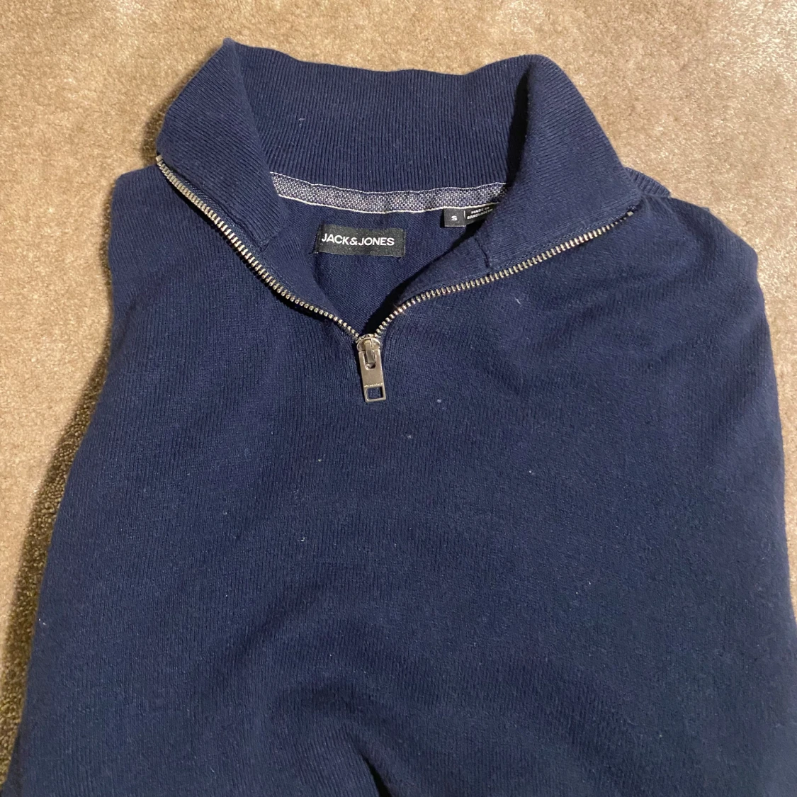 Mörkblå halfzip från Jack and Jones  - 91