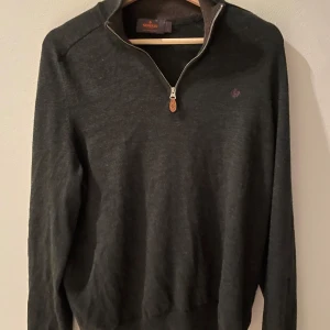 Morris merino half zip - En grymt snygg merino half zip ifrån morris, inköpt på nk för 2 år sedan och knappt använd sedan dess. Storlek large men sitter som en smäck på en medium också. Inga defekter eller liknande utan är i ett otroligt bra skick. Går att matcha med det mesta o funkar i alla säsonger. Nypris är 1800. Hör av er vid funderingar.