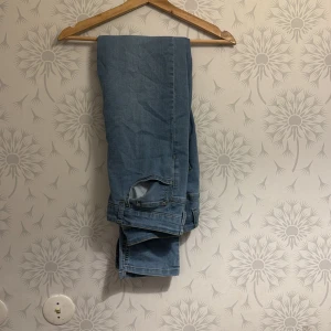 Blå jeansbyxor - Snygga blå jeansbyxor i en klassisk stil. Perfekta för en avslappnad look. De har en rak passform och är tillverkade i ett slitstarkt denimtyg.