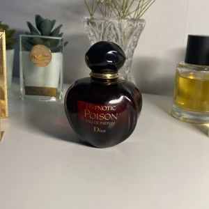 Hypnotic Poison Eau de Parfum från Dior - Säljer min Hypnotic Poison EdP från Dior 💖 då jag inte är så förtjust i doften längre. Den har noter av gourmandig vanilj och kryddor, håller väldigt länge! ✨ Den rymmer 50 ml och är 80-85% fylld! Nypris är ungefär 1200 kr! 