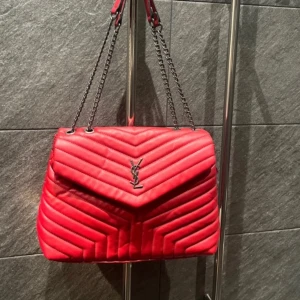 Röd quiltad axelväska  - Väska i fint skick. Köpt i Rhodos.