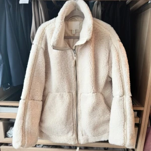 Beige teddyjacka med dragkedja S - Slutsåld Teddyjacka från H&M, har några sömmar som gått upp längst upp vid fickan men inget som syns och lättåtgärdat! ❤️‍🔥