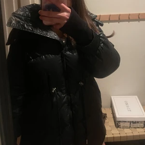 Svart Dunjacka  - Köpt från Kappahl 2 år sen använd 1 gång ser som ny ut! Äkta dun ! Nypris 1600