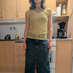 Virkad top 90’s - 90-tals stil på denna virkade topp köpt second hand