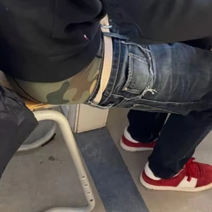 Mörkblå jeans med camo-detaljer - Snygga mörkblå jeans med en cool camo-detalj vid midjan. Jeansen har en klassisk femficksdesign och en dragkedja. Perfekta för en avslappnad stil.