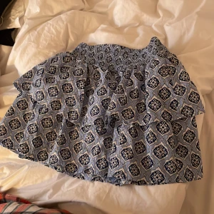 kort kjol  - as snygg Gina kjol , funkar som tröja också 👩🏼‍❤️‍💋‍👩🏼👩🏼‍❤️‍💋‍👩🏼använd en gång . Passar s /xs 