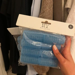 Blå hårspolar/papiljotter från MY - Säljer ett sätt med två åtta pack blå oöppnade hårspolar från MY. Perfekta för att skapa volym och lockar i håret. Lätta att använda och skonsamma mot håret. Perfekt för både vardag och speciella tillfällen.