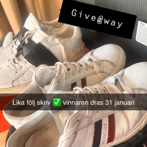 Vita sneakers från Moncler  - Lika följ skriv ✅ så är du med 31 januari dras vinnaren på valfria skor 10 lotter extra vid köp av produkt i profilen✨skriv för fler frågor/ Master plick 