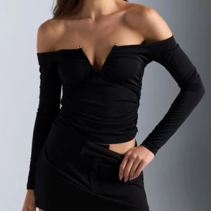 Svart offshoulder topp  - En jättefin ofshoulder topp med fina detaljer! Metall detalj i mitten av tröjan och en fin indragning i midjan. (Har inga egna bilder med den på, men kan såklart skicka egna bilder på tröjan)   prislappen är kvar LÅNADE BILDER