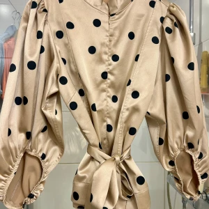 Coster Copenhagen blus - Mycket fin blus i otroligt fin kvalitet och mycket gott skick. Stl 38 men fungerar för 34 - 36 också. 