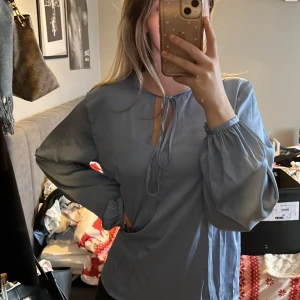 Ljusblå blus - Säljer En ljusblå blus från stockhlm storlek s, satin/silkes material väldigt fin på.