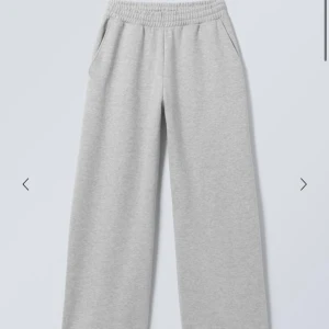 Grå mjukisbyxor från Weekday - Snygga och bekväma grå mjukisbyxor från Weekday. Låg midja och raka ben, sparsamt använda. Köpta för 500kr o säljer för 350kr