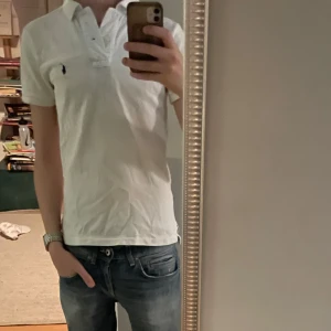 Ralph lauren piké  - Säljer nu sorgligt nog min piké från RL pga av att den blivit för liten. Den e i 9/10 skick då den har ett hål i ena armhålan som ni ser på bilderna. Den i i storlek 10-12 så jag skulle säga runt 160 cm. Tveka inte att kontakta mig vid frågor eller angående flera bilder! Mvh Manne🙌😃