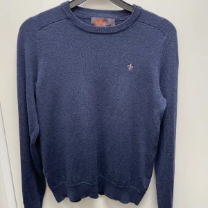 Morris merinoull tröja  - Säljer denna riktigt shyssta 100% merinoull tröjan från det populära märket Morriss. Har själv verkligen gillat den de få gånger jag hann använda den. Tyvär alldeles för liten nu. Storlek S men passar snarare XS. Någon runt 170 cm 👌 se bild 5, litet hål på ena underarmen men som inte tänkts på vid användning! Se bilderna för skick. Ordinarie pris: 1599 kr.