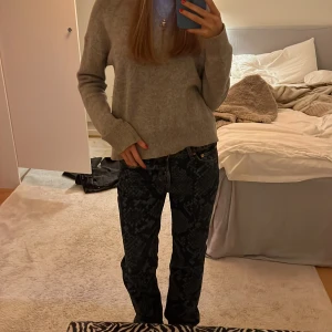 Mönstrade jeans - Säljer ett par snygga mönstrade jeans. Blåa från Weekday i strl 26