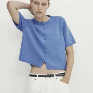 Blå kortärmad kofta med knappar - Jag säljer denna kortärmade koftan från Massimo dutti!! Köpte för ungefär 900kr och säljer för 500. Priset kan även diskuteras!! Skicket på tröjan är som nu och den är använd ett fåtal gånger💕💕