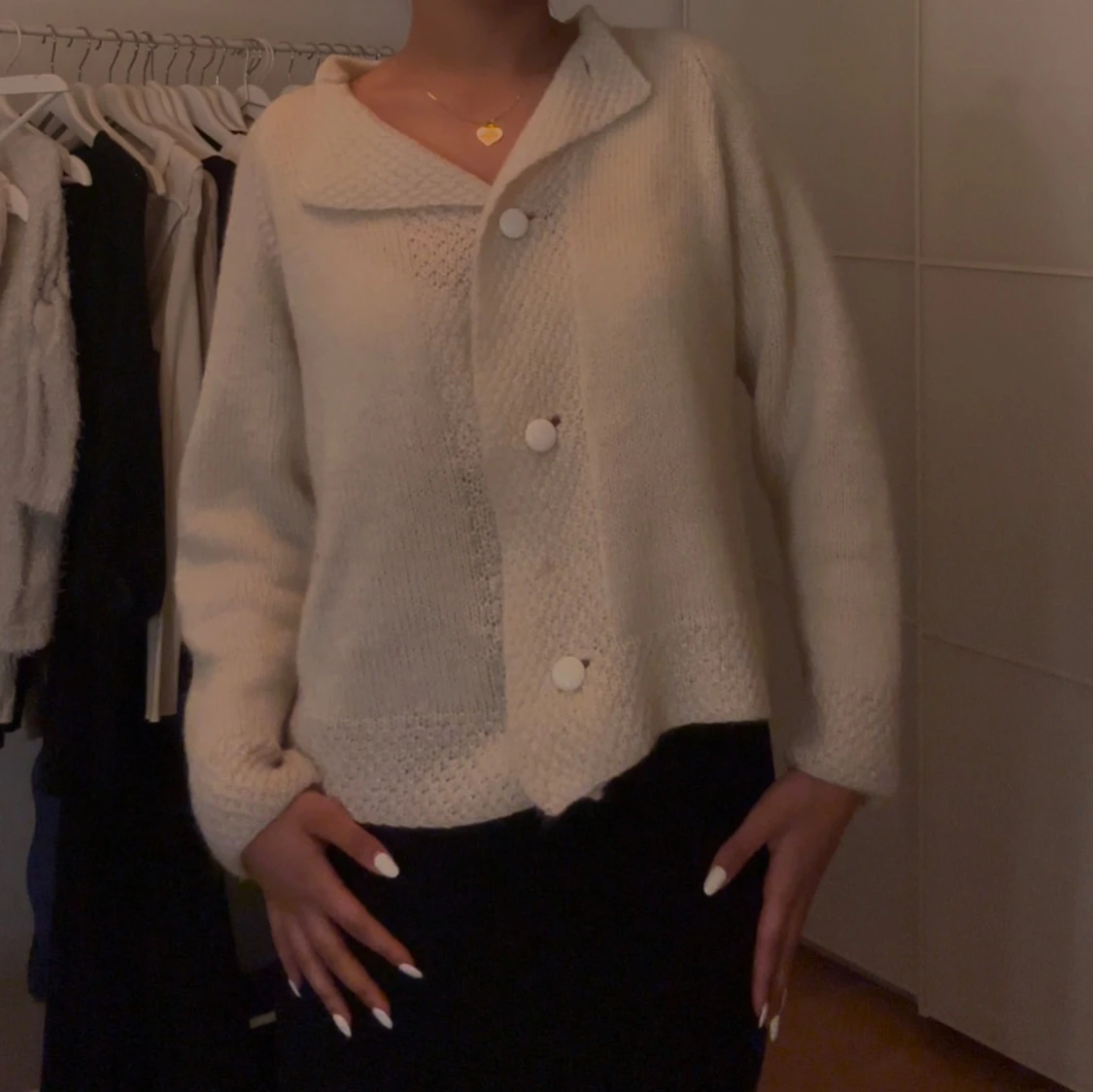 Beige stickad kofta med stora knappar - 90