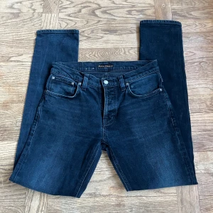 Nudie Jeans Grim Tim  - Nudie Jeans Grim Tim i färgen hissen blue