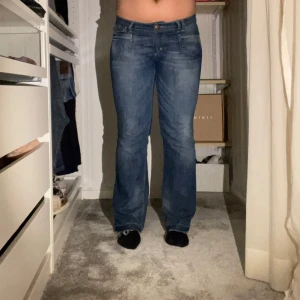 Blå jeans från Only - Snygga blå jeans från Only med bootcut-stil och låg midja. Jätte snygg femficksdesign med knapp och dragkedja framtill. Jag har själv sprätt upp jeansen så de är längre än vad etiketten säger, jag är ca 168cm. Midjevidd: 45cm. Innerbenslängd: 78cm💕💕 Har du någon fråga är det bara att skicka!