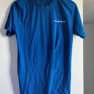 Blå t-shirt från StayMax - Snygg blå t-shirt från StayMax med korta ärmar och rund hals. Perfekt för en avslappnad stil. Logotypen är tryckt på bröstet. Finns en i storlek s och en m