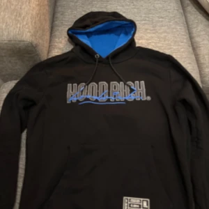 Hoodrich hoodie - Säljer en svart hoodrich hoodie, den är i bra skicka knappt använd och köpt för inte så länge sen.