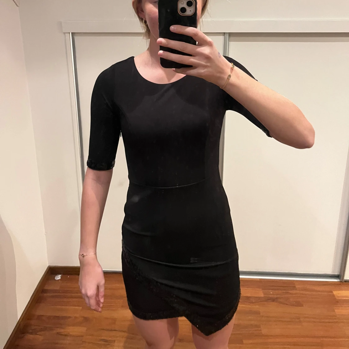 Svart klänning med paljettdetaljer