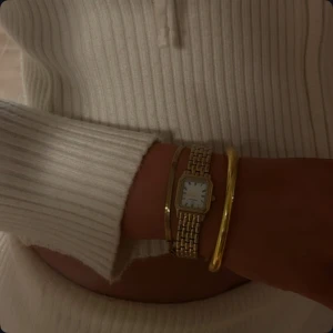 HOOK ’N GO- Armband i guld - Elegant guldfärgat armband. Perfekt accessoar för en stilren look, öppna upp armbandet och använd det som en krok till din väska🤍