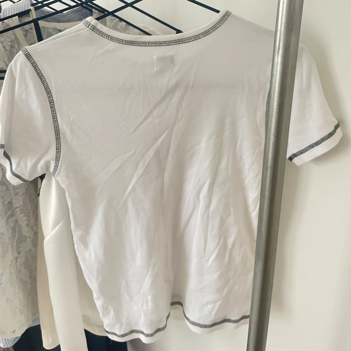 Vit t-shirt med gröna detaljer från BDG Urban Outfitters - 90