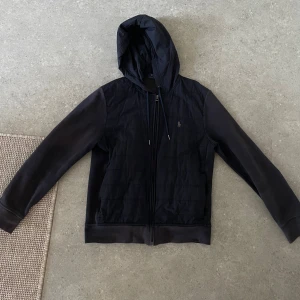 Ralph Lauren Cardigan  - Ralph Lauren cardigan i bra skick, lite solblekt. Nypris ligger på 3000 kr. 