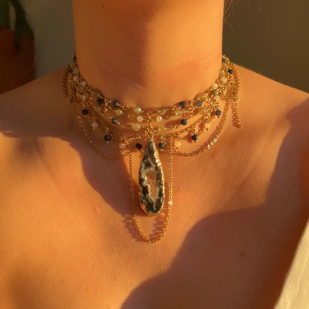 Hänget på detta halsbandet är en vacker agat geode med en guldig ram. Jag har använt olika sorters pärlor i denna design, både vita och blåa små glaspärlor samt pärlor i labradorit som skiner fantastiskt i solen. För extra detaljer har jag använt mig av pyttesmå guldiga pärlor<3 Halsbandet har en förlängningskedja men går att förlänga eller förminska vid behov:) Mått: 34cm-36cm Pris: 959kr (spårbar frakt är inkluderat i priset) . Asusteet.