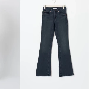Mörkblå bootcut jeans - Snygga mörkblå bootcut jeans i mycket bra skick. De har en klassisk femficksdesign och är perfekta för både vardag och fest. Passformen är normal och de är tillverkade i ett bekvämt denimtyg. Perfekta för höst och vinter!